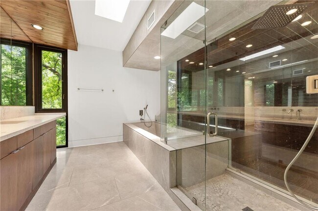 Foto del edificio - 2105 Fairhaven Cir NE