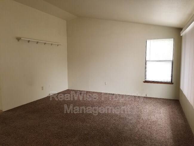 Building Photo - 902 NW Carol Dr