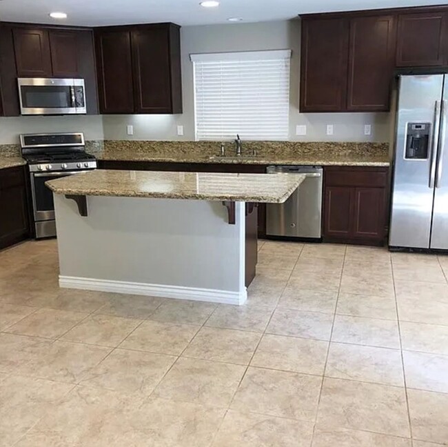 Foto del edificio - Welcome to Your Next Home in the Gated Est...