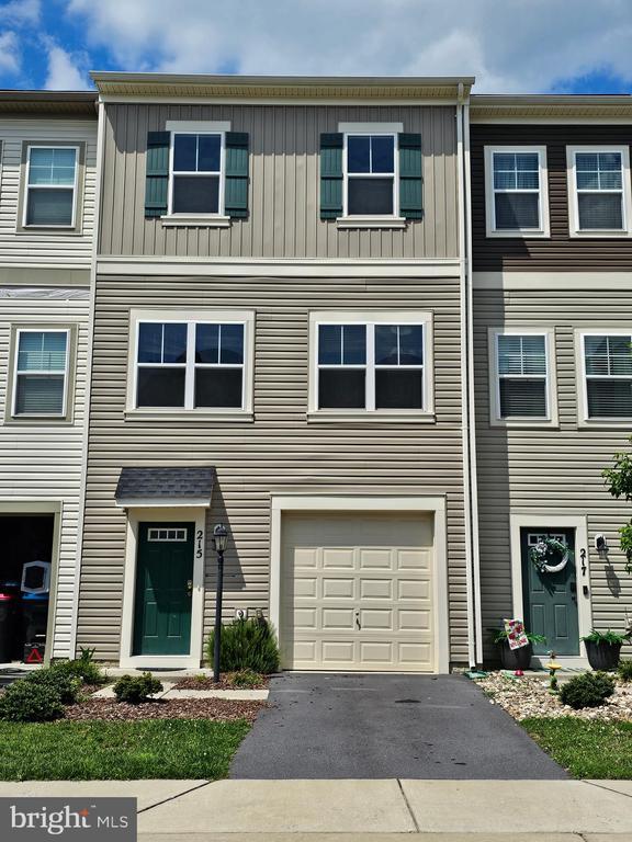 Primary Photo - 215 Crofton Ct