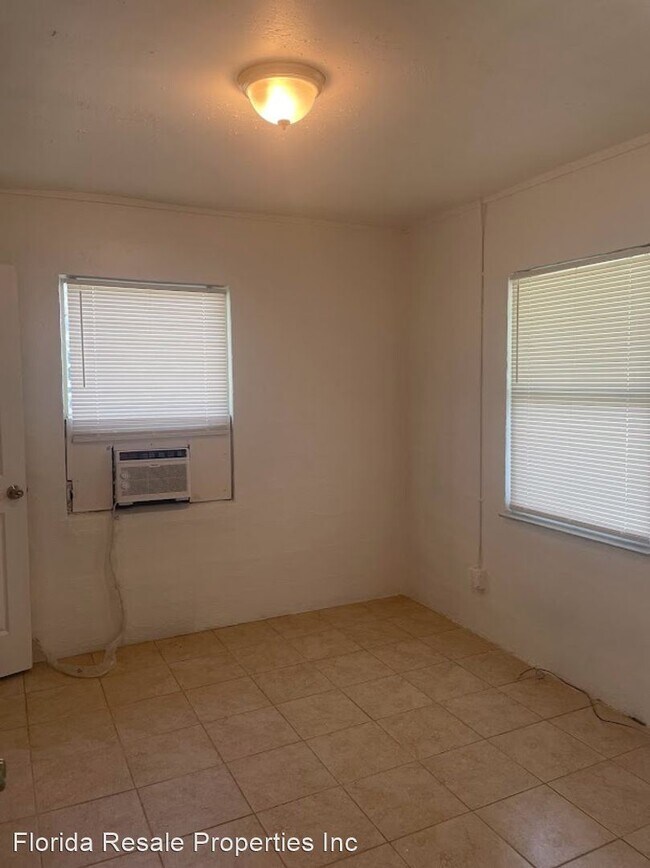 Building Photo - 2 br, 1 bath House - 3311 C St