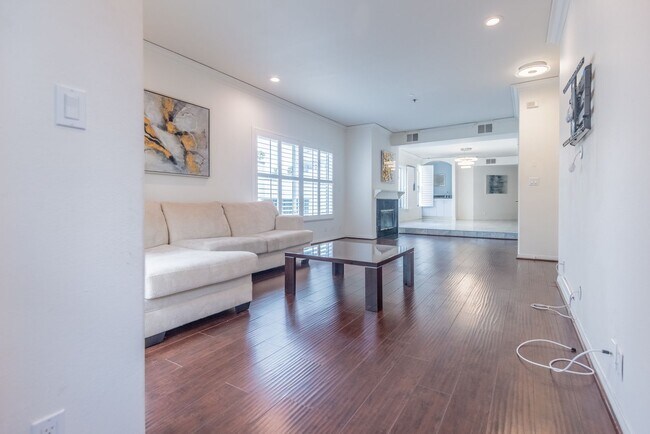 Building Photo - Highly Desireble Beverly Hills Condo