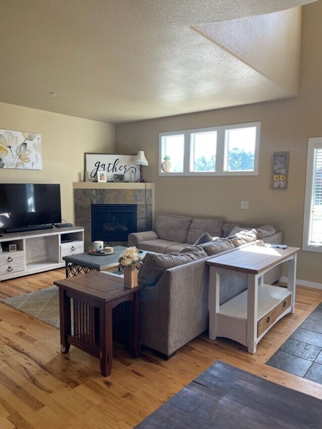 Building Photo - LOVELY 2 BED/2.5 BATH END-UNIT TOWNHOME IN...