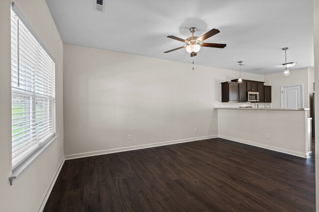 Foto del edificio - Charming 2-Bedroom, 2.5 Baths Townhouse in...