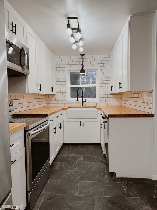 Fregadero de granja - 9275 1st St