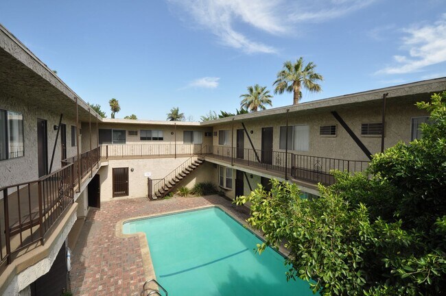 Foto del edificio - 6954 Woodman Ave