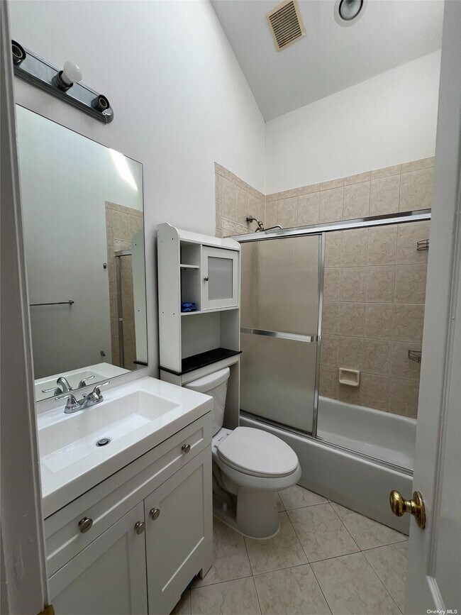 Foto del edificio - 111 Manorhaven Blvd