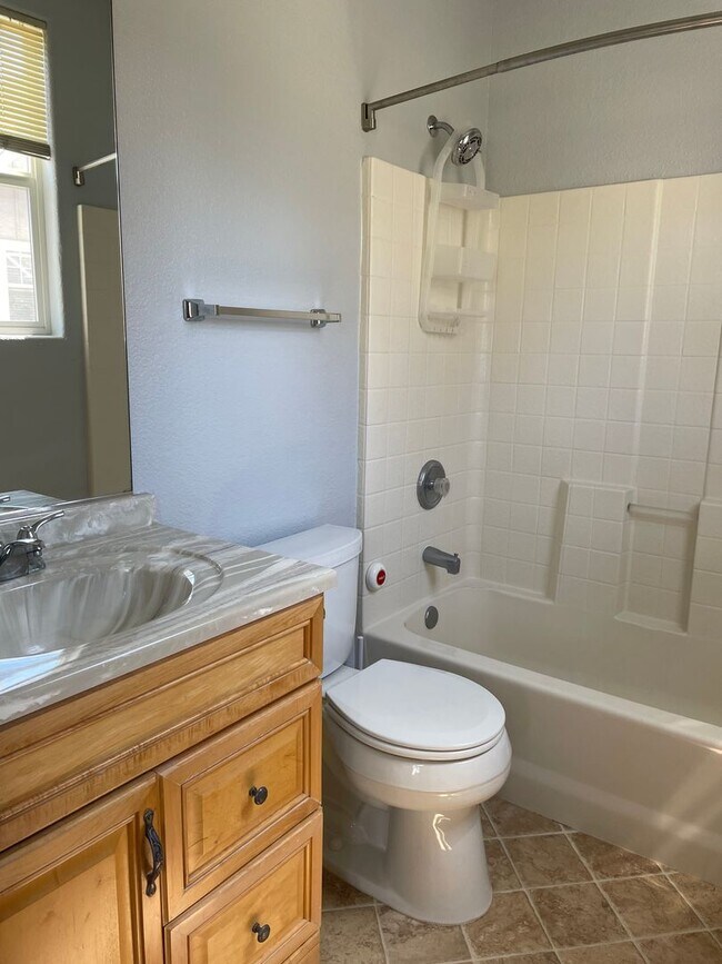 Foto del edificio - Cute 1 bedroom 1 bath Upstairs Granny Unit!