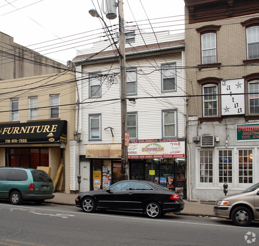 Primary Photo - 642 Bay St