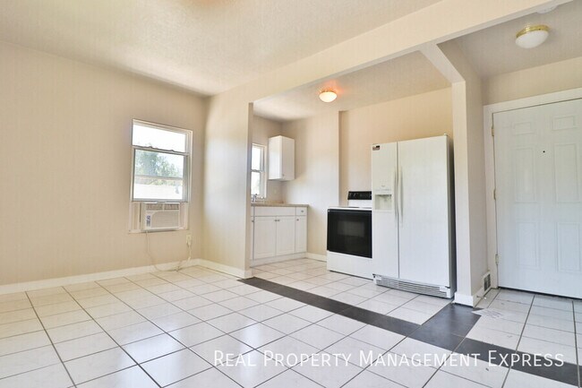 Foto del edificio - Great Upper level 1 Bedroom Apartment