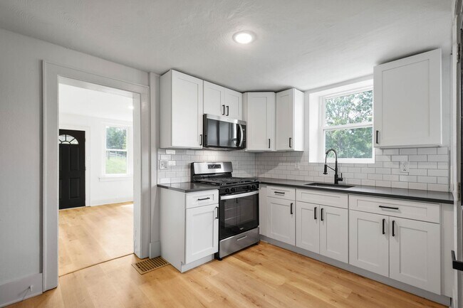 Foto del edificio - AVAILABLE OCT 1ST! Renovated 1-bedroom apartment in the HIGHLY DESIRABLE DORMONT neighborhood!