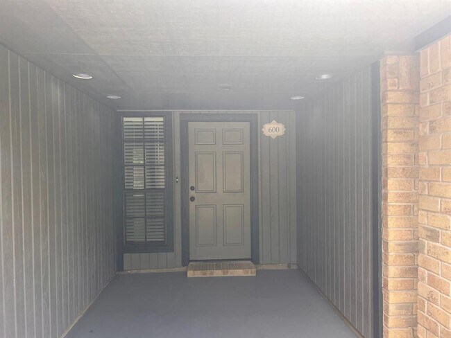 Building Photo - 600 Eaglecreek Dr