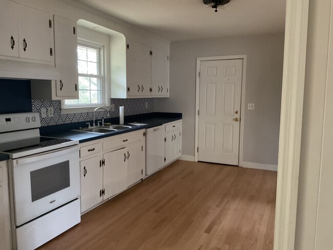 Building Photo - 1395 W Lenevar Dr