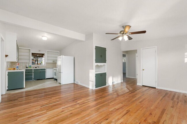 Building Photo - Cozy 3-Bedroom Home Available Through July...