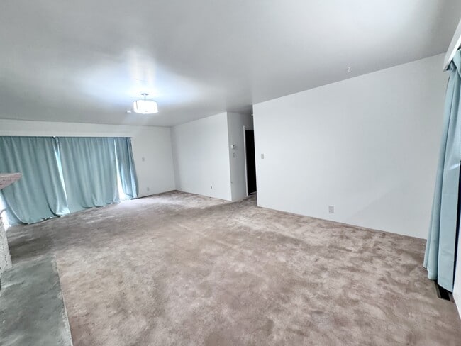 Building Photo - 501 E Sumac Ave