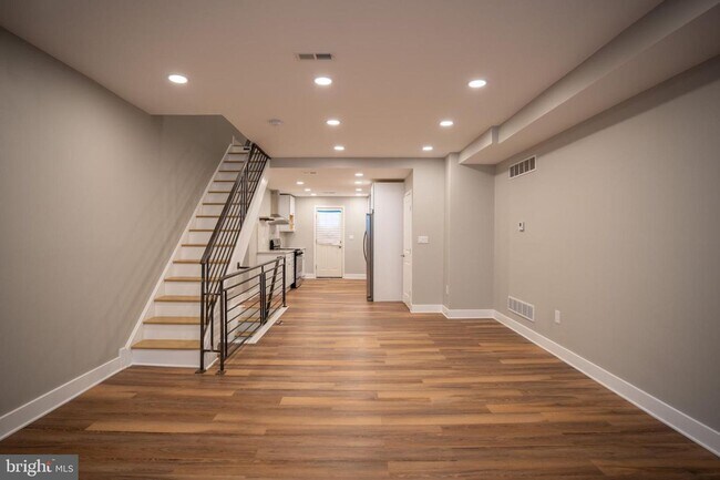 Foto del edificio - Large 3 bedroom with powder room on 1st fl