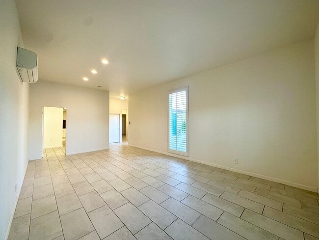 Building Photo - AVAILABLE NOW! BEAUTIFUL 2 Bedroom 2 Bathr...