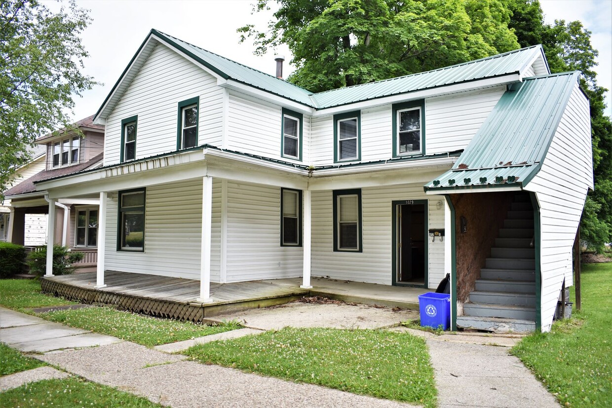 Primary Photo - 1029 School St