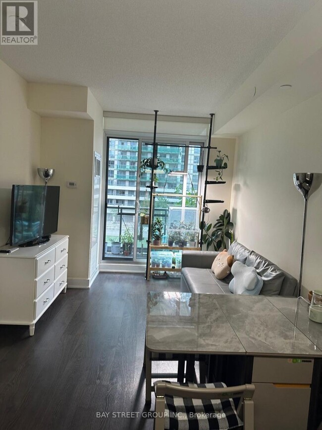 Building Photo - 30 Roehampton Ave