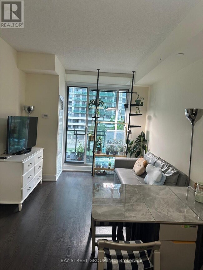 Photo du bâtiment - 30 Roehampton Ave