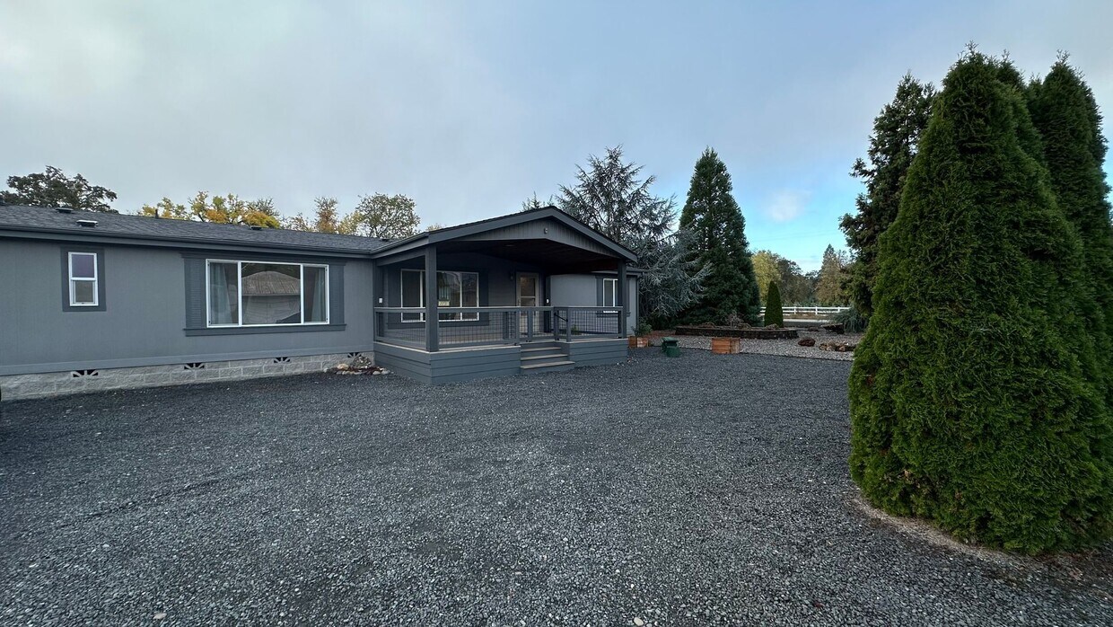 Primary Photo - Look at this great 3 Bedroom House in Wins...