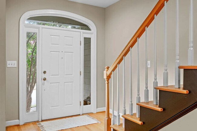 Foto del edificio - Location meets effortless living in this beautiful END UNIT townhome