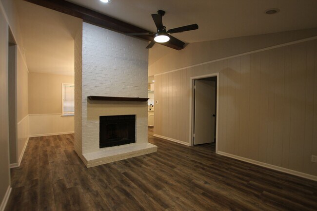 Building Photo - Coming Soon!  Remodeled 3 Bedroom 2 Bath! ...