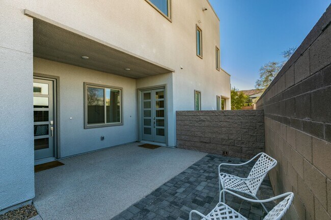 Foto del edificio - 5 Bedroom home located in Henderson