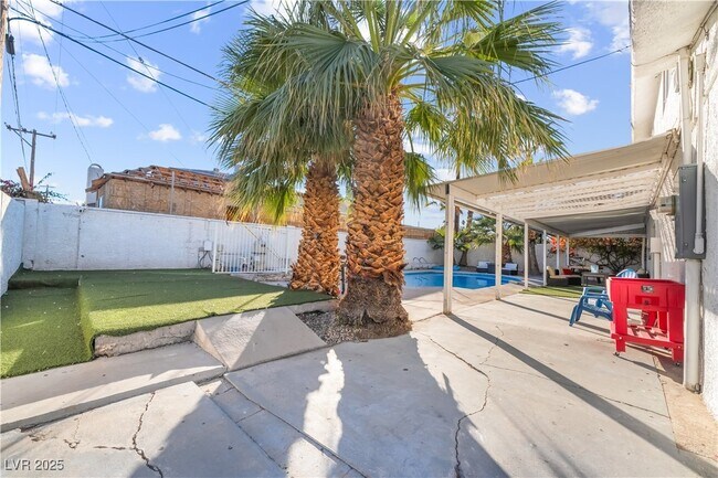 Foto del edificio - 2419 E Vegas Valley Dr