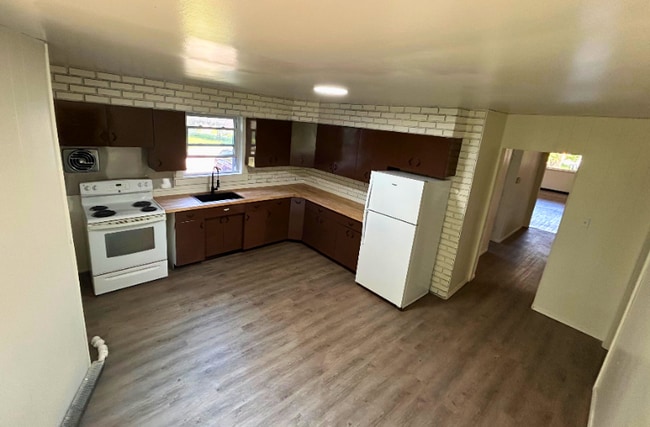 Building Photo - 404 Maple St