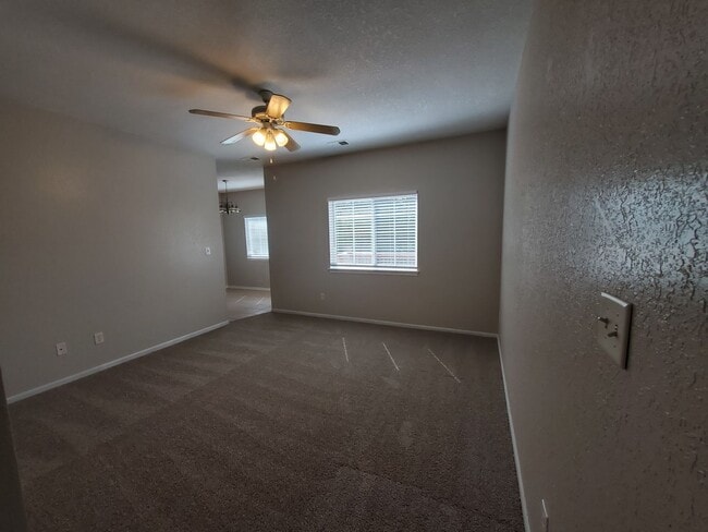 Foto del edificio - 3 bedroom, 2.5 bath 2 car garage Townhouse