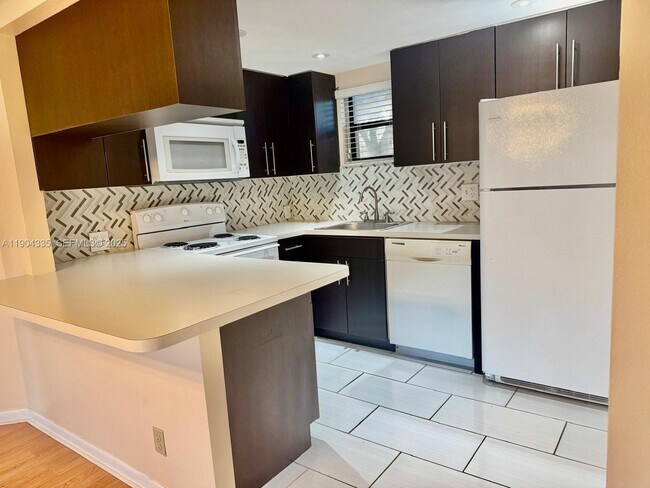 Foto del edificio - 8290 Lake Dr