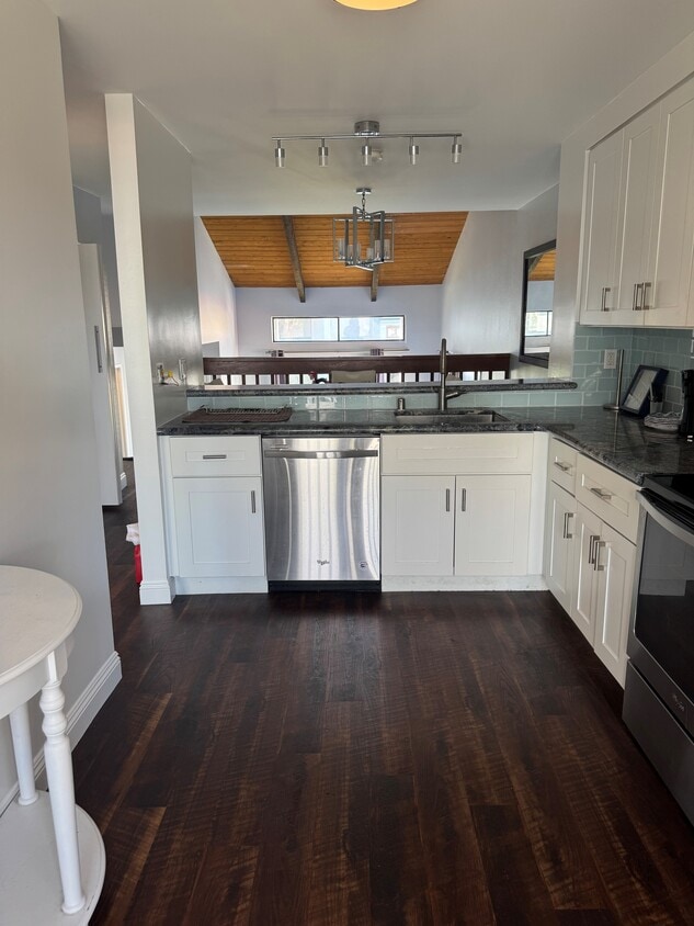 cocina con electrodomésticos de acero inoxidable y gabinetes blancos estilo shaker - 3412 Via Alicante