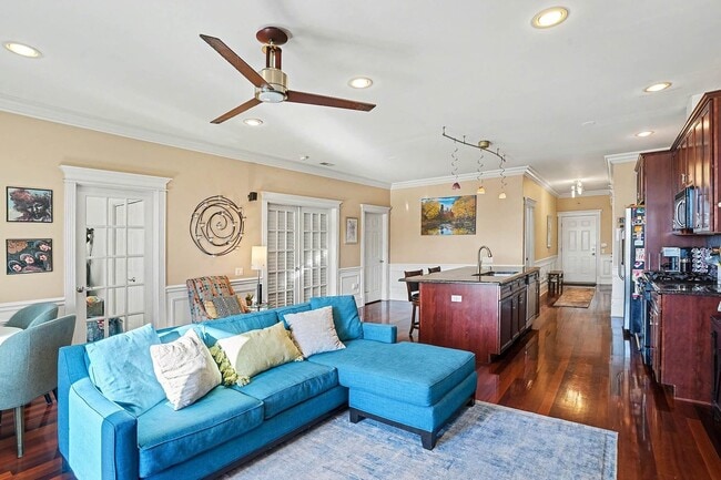 Building Photo - 2222 W Belmont Ave