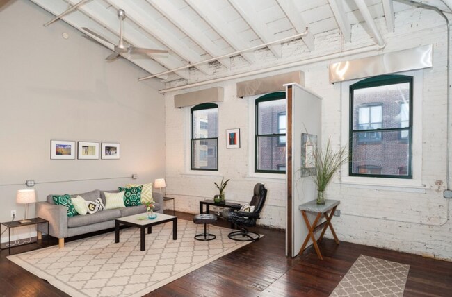 Foto del edificio - Luxurious 1-Bedroom Loft in Rebman Buildin...