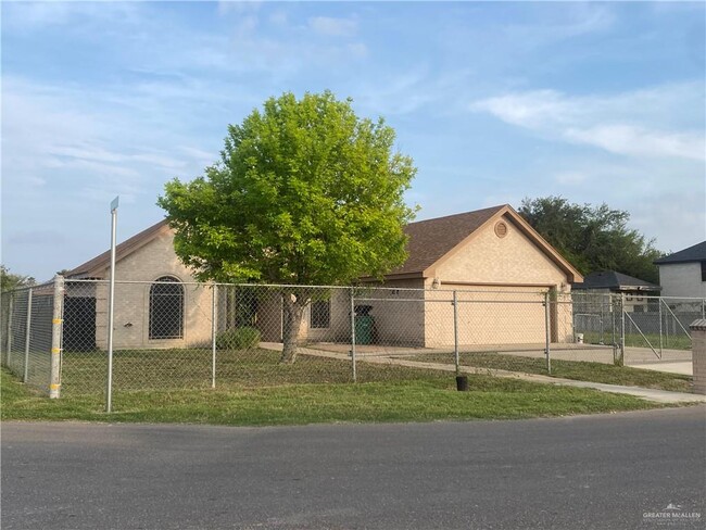 Building Photo - 802 Tierra Linda Cir W