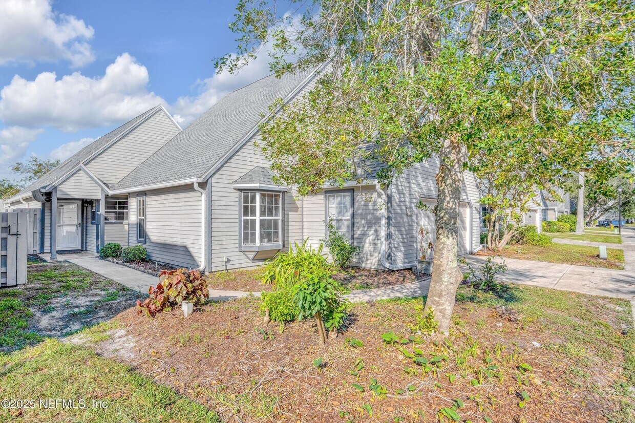 Foto principal - 365 Village Dr