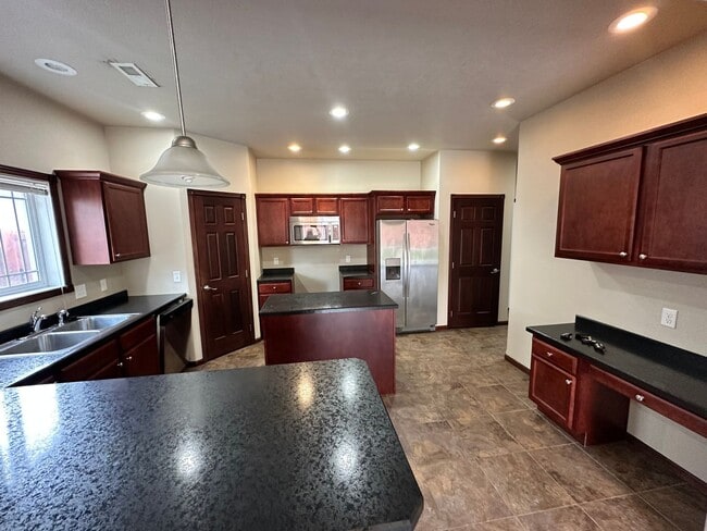 Building Photo - 3 Bedroom Townhome!