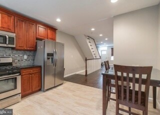 Espacio en la cocina que puede usarse como comedor o como rincón para tomar café. - 2030 McClellan St