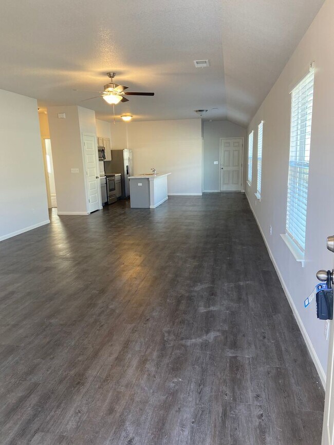 Building Photo - AVAILABLE NOW!! Three Bedroom | Two Bath Home in Oak Woods