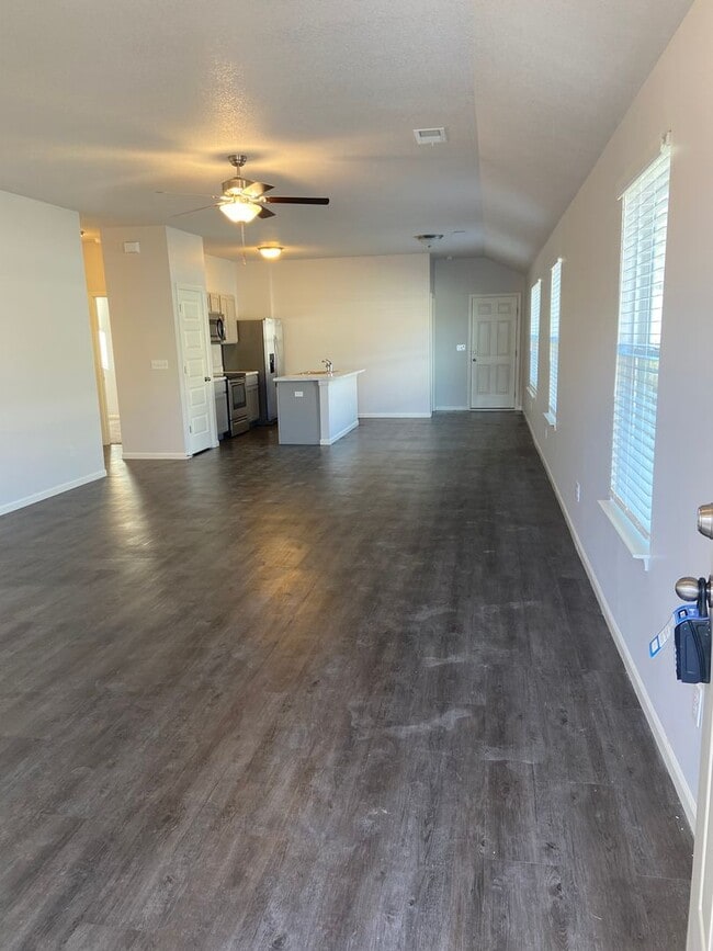Building Photo - FREE Blackstone Grill — Sign by 5/29!  3 Bed, 2 Bath Home in Oak Woods