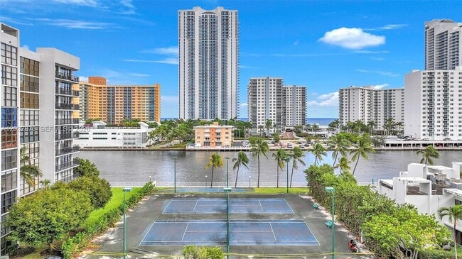 Foto del edificio - 1000 Parkview Dr