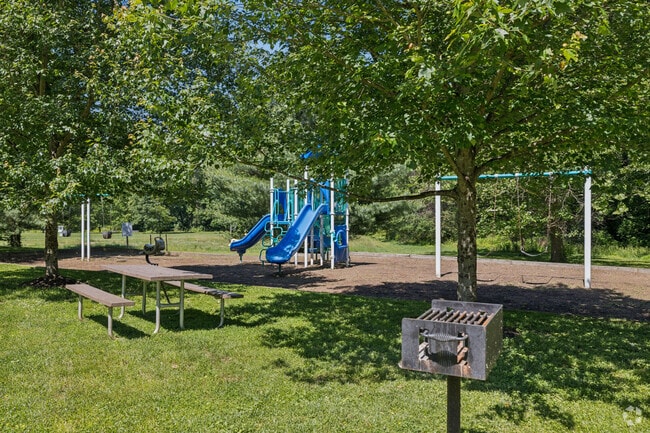 Picnic Area - Round Hill Apartments of Chevy Chase