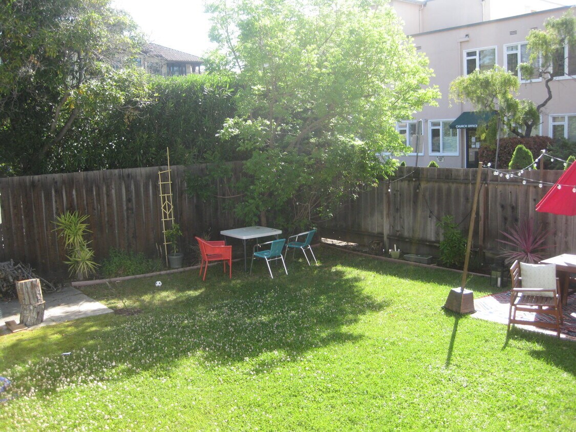 webster shared yard - 523 Webster St