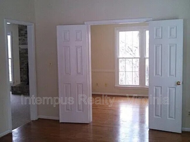 Foto del edificio - 7140 Chesterfield Dr