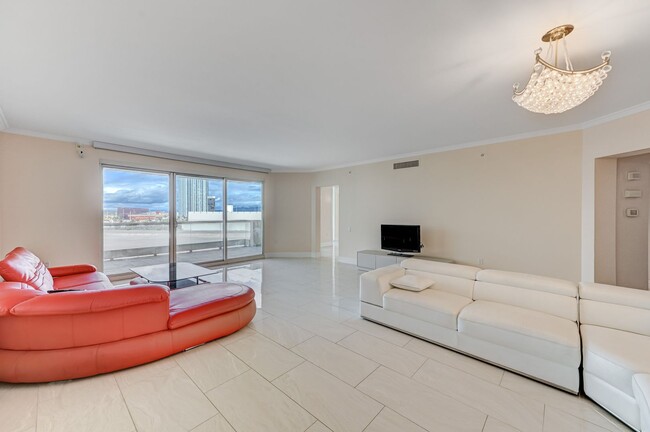 Building Photo - FABULOUS TURNBERRY TOWERS ONE STREET FROM ...