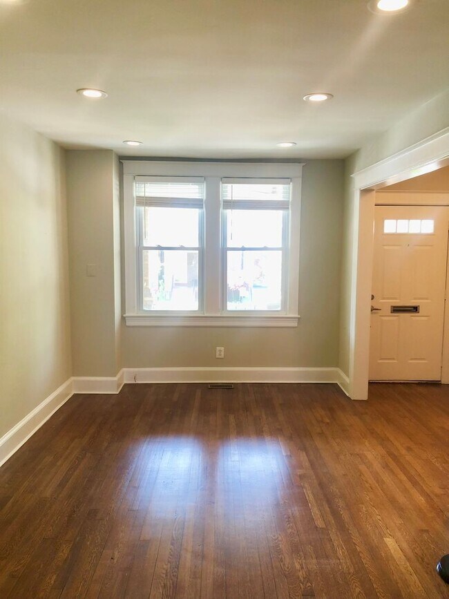 Building Photo - Beautiful 3 Bedroom / 2 Bathroom Townhome ...