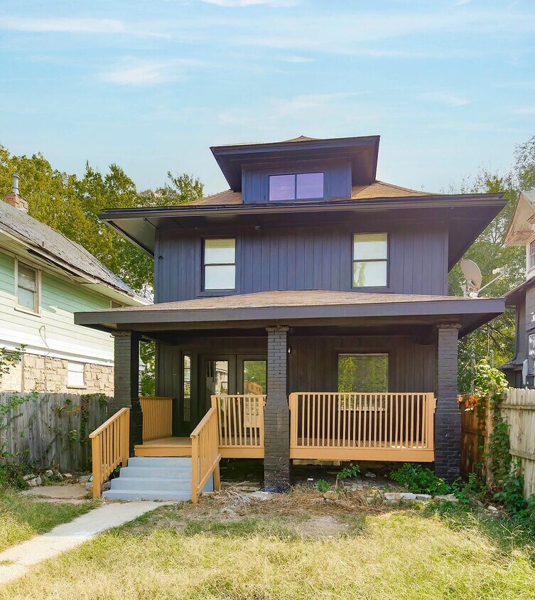 Foto principal - Charming 5-Bedroom Home in Kansas City wit...