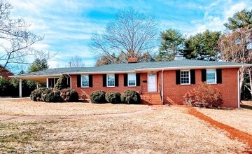 Building Photo - 715 Chinook Pl