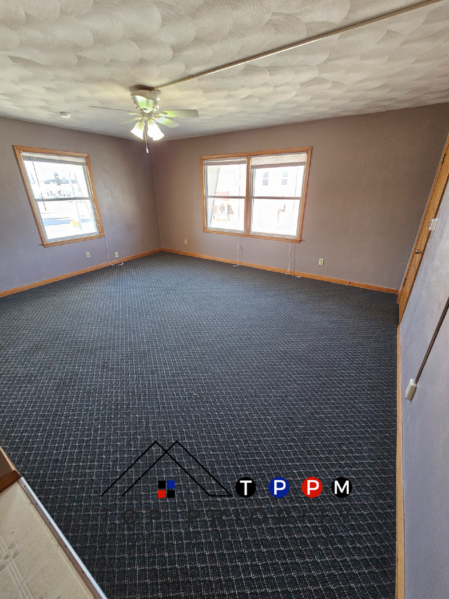 Building Photo - 2 Bedroom | 1 Bathroom Upper-Level Unit in...